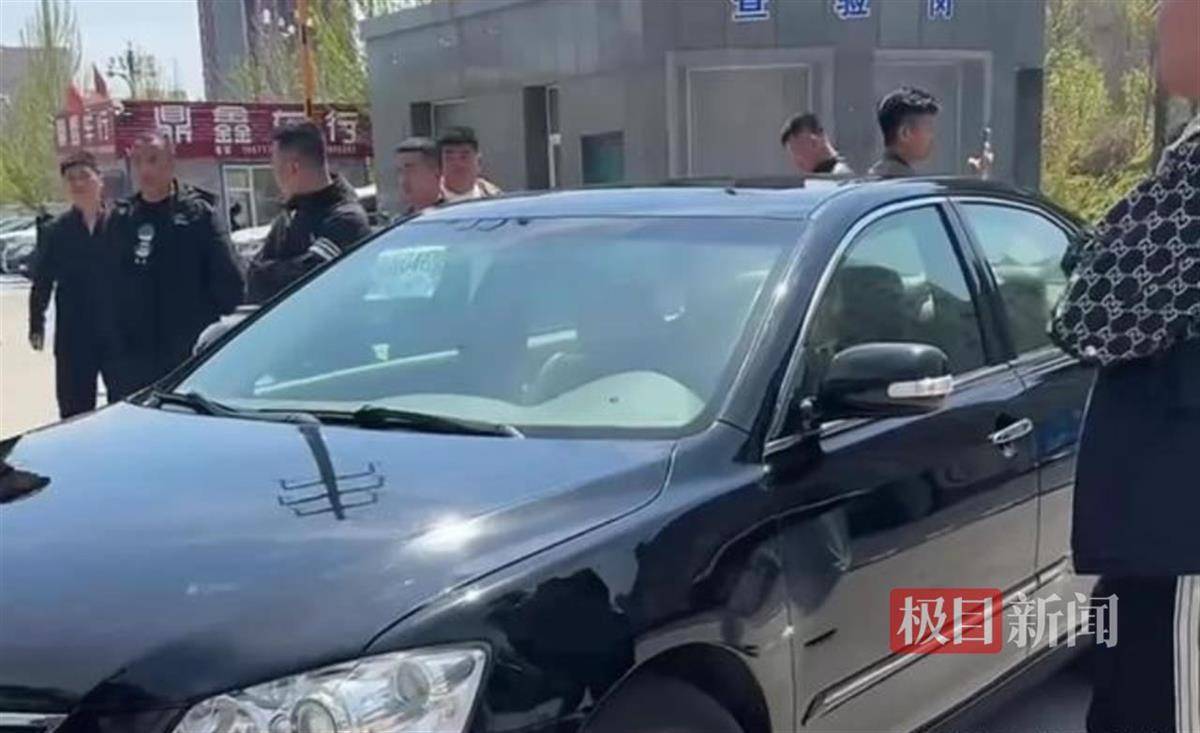 加油站顶棚喷漆殃及旁边二手车市场，众多车辆被喷“白斑”，施工方已赔偿车商