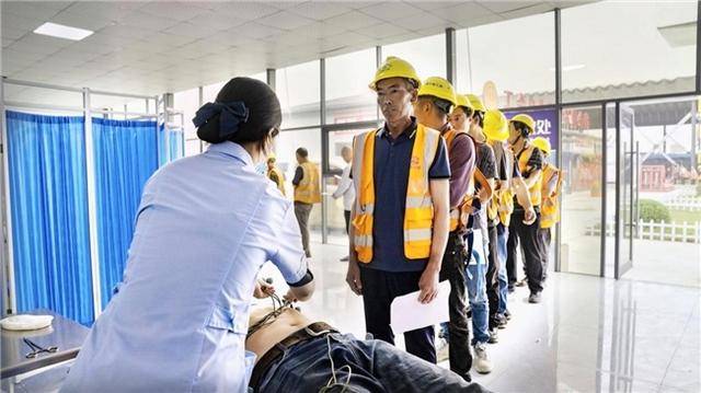 健康体检进工地，温暖关怀入人心