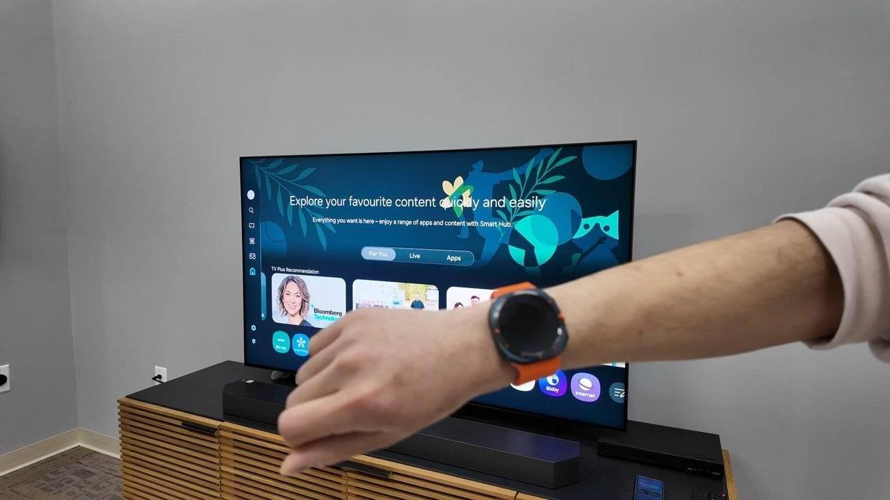 扔掉遥控器：三星 Galaxy Watch 变身指挥棒，隔空手势操控电视