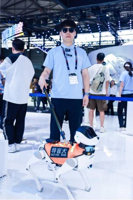 当汽车会管家、机器人当保姆，在MWC看见中国移动的AI生活革命