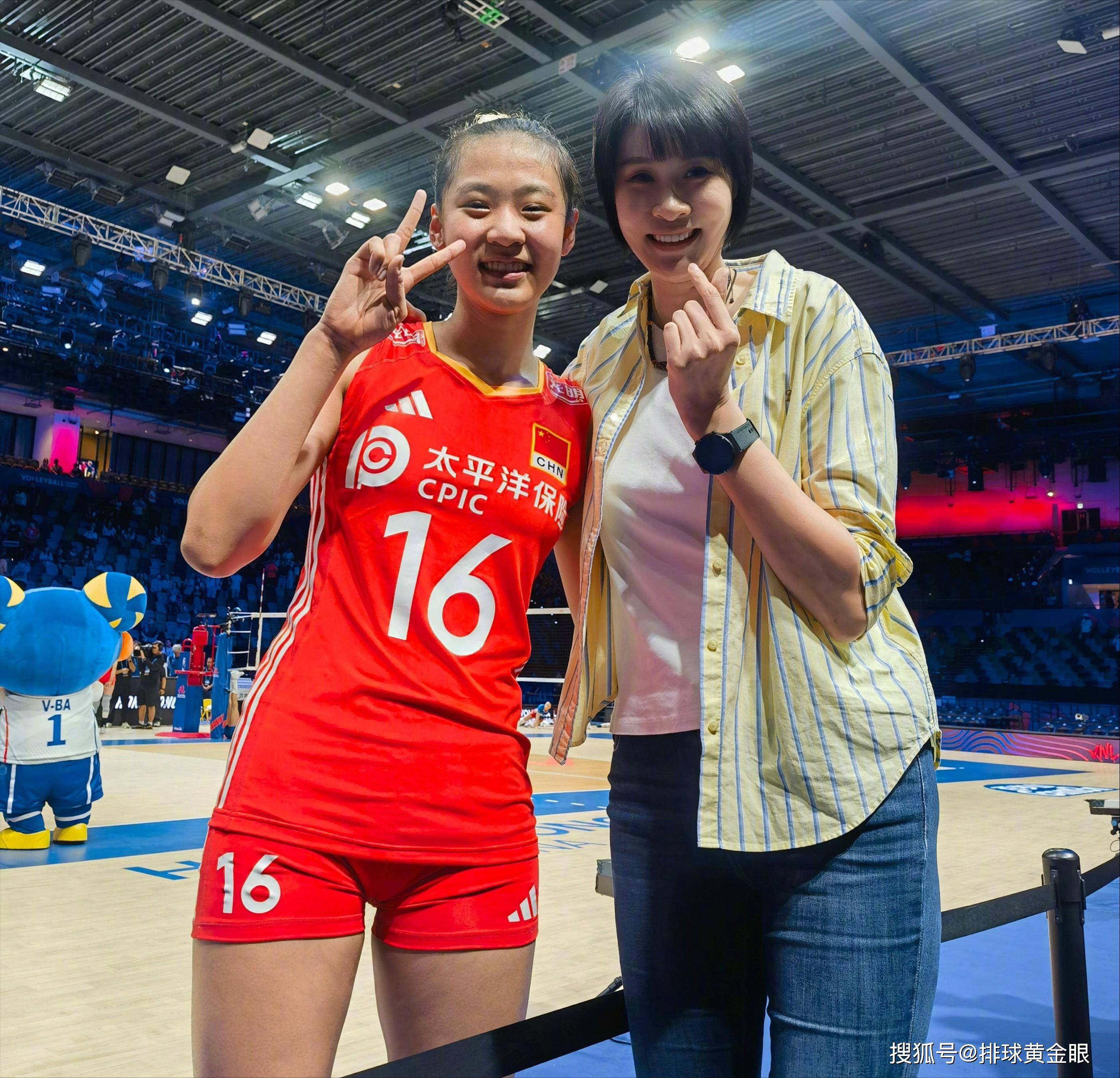 女排王奥芊赵蕊蕊同框！张娜调侃小蝌蚪找妈妈，杨珺菁携女观赛