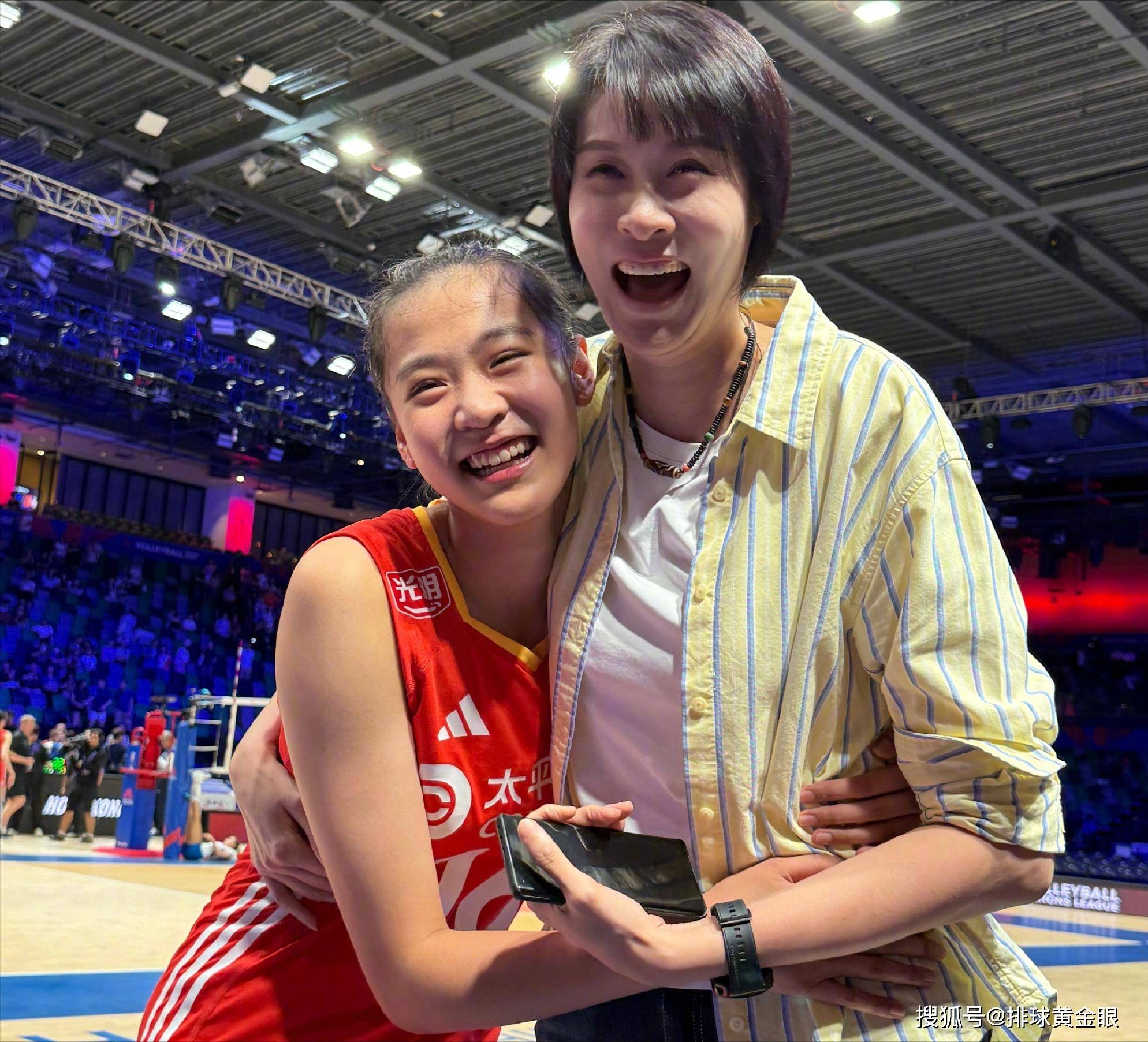 女排王奥芊赵蕊蕊同框！张娜调侃小蝌蚪找妈妈，杨珺菁携女观赛